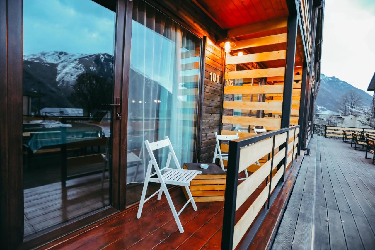 Wooden Hotel Kazbegi Eksteriør bilde
